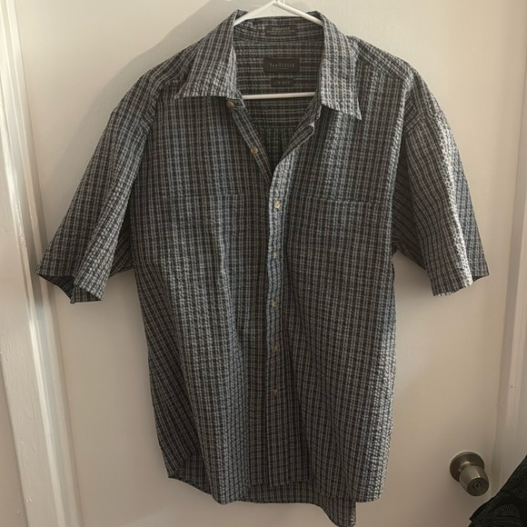 Van Heusen Seersucker - Plaid button down - Short Sleeve - Large - Picture 1 of 4